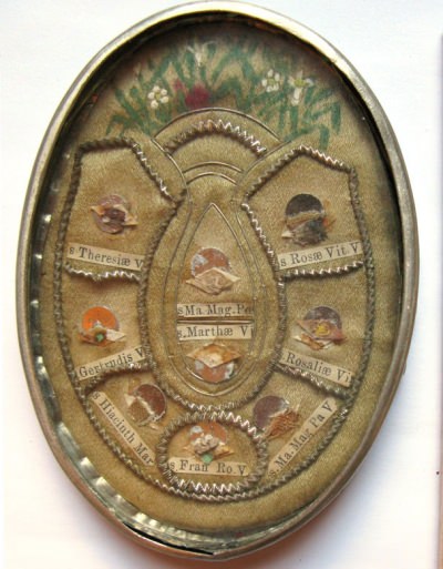 Virgins and Widows &ndash; Unusual Relic Constellation with Original Papal-level Authentics Signed by Cardinal Respighi, Priest of the Lateran Basilica